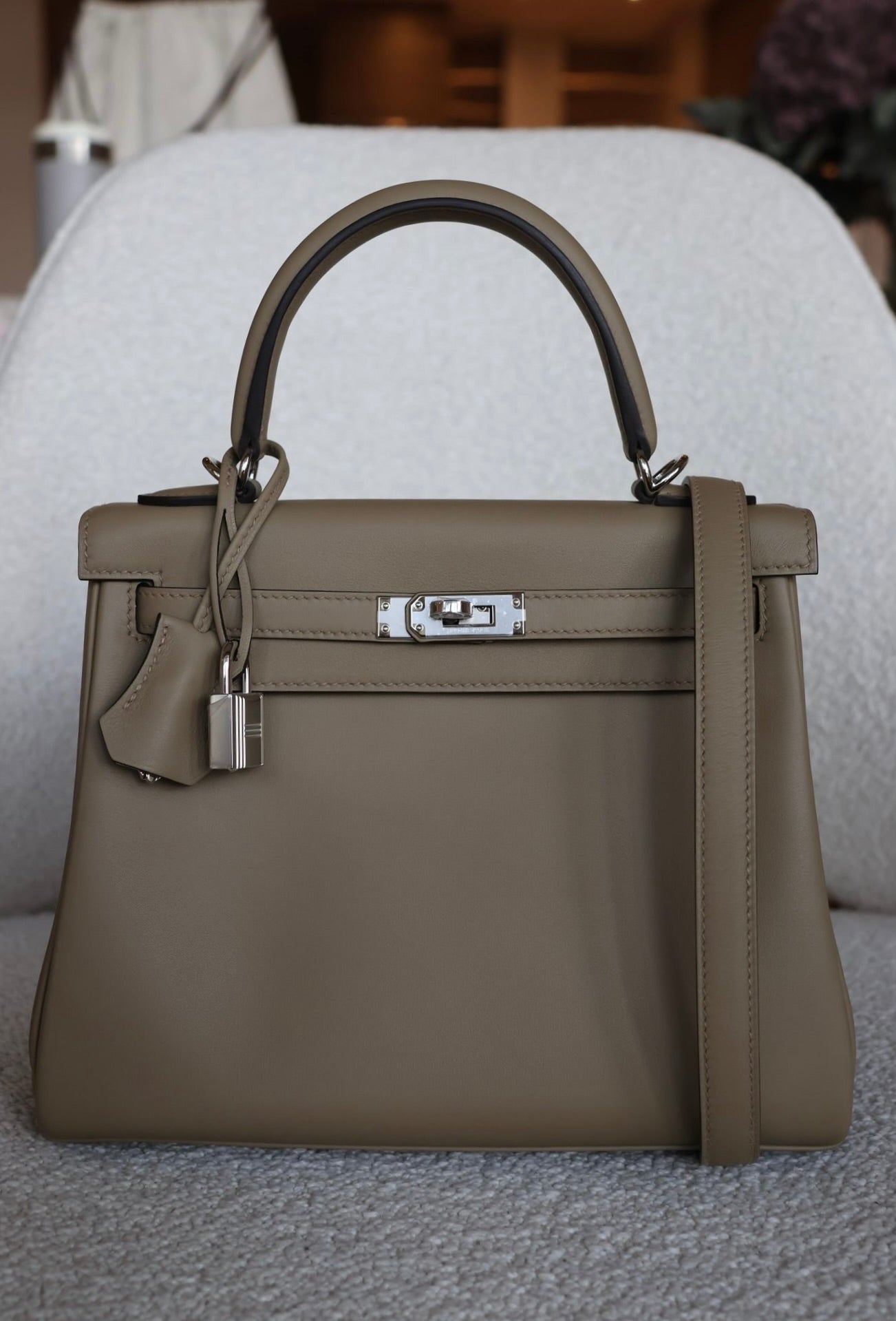 Hermès Kelly 25 Verso Beige Marfa e Gris Pale in pelle Swift con hardware palladium